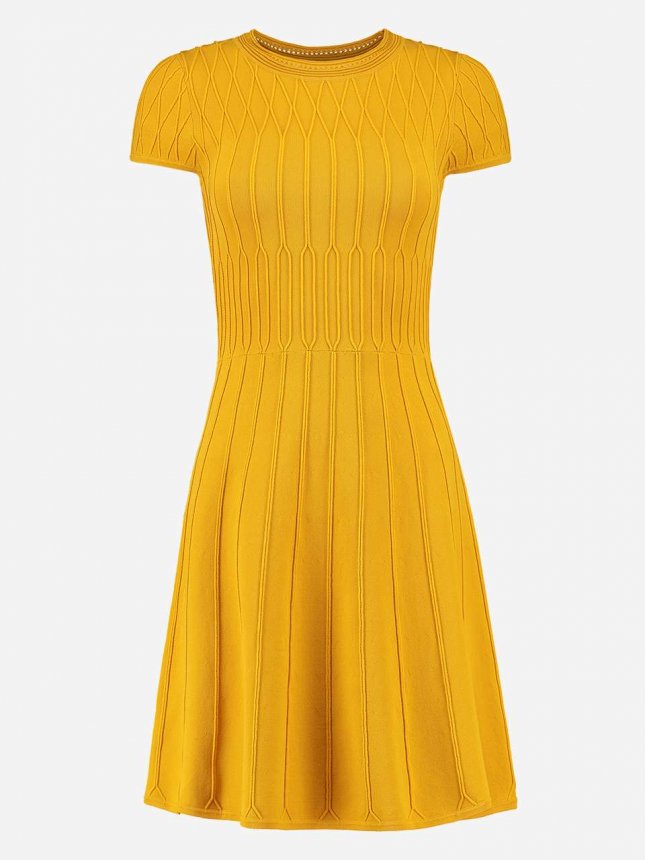 NIKKIE Gelbes Kleid mit gewebtem Muster